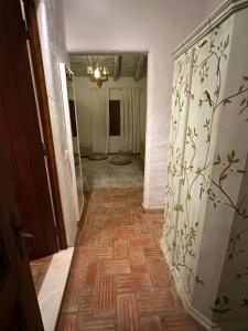 un couloir avec une chambre avec une porte et un étage dans l'établissement NuriahBoutique, à Boliqueime