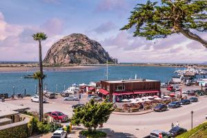 uma vista para uma marina com uma montanha ao fundo em Coastal Breeze Inn em Morro Bay