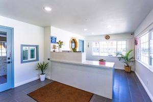 a lobby with a reception counter and plants at Coastal Breeze Inn in Morro Bay