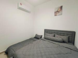 马六甲Una Cozy House Near Jonker and Heritage的白色房间里的一张床 更多13张照片