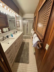 uma casa de banho com 2 lavatórios e um espelho grande em Mountain Summit Serenity Aspen Views Adventure em Aspen
