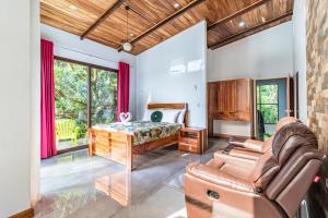 ein Wohnzimmer mit einem Sofa und einem Bett in der Unterkunft Cougar Monteverde in Monteverde Costa Rica