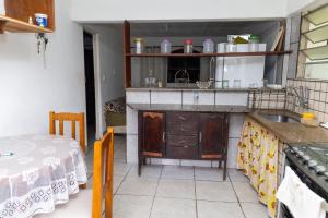 una cocina con fregadero y mesa. en Recanto do majo, en Petrópolis