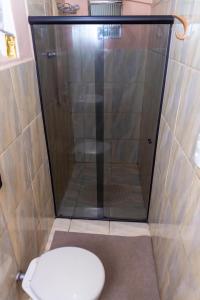 y baño con cabina de ducha y aseo. en Recanto do majo, en Petrópolis