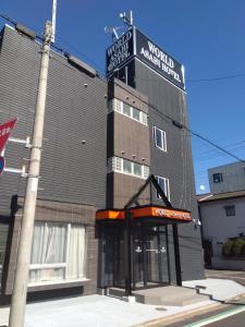 un edificio con un cartello per un hotel di WORLD ASAHI HOTEL a Kawaguchi