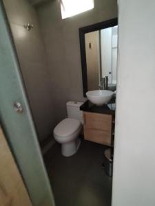 a bathroom with a toilet and a sink and a mirror at Apartamento estándar en Lima Centro in Lima