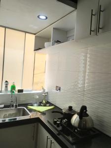 a kitchen with a sink and a stove top oven at Apartamento estándar en Lima Centro in Lima