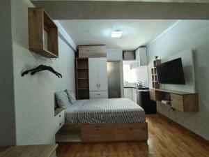 a bedroom with a bed and a tv in a room at Apartamento estándar en Lima Centro in Lima