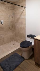 uma casa de banho com um chuveiro, um WC e uma banheira em Departamento de 3 Rec en Santa Fe em Cidade do México