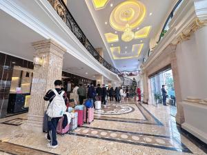 un grupo de personas caminando por un centro comercial en Phoenix Hotel Hà Giang en Ha Giang