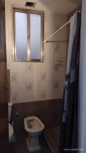 bagno con servizi igienici e lavandino di departamento tucuman 672 a Buenos Aires