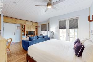 een slaapkamer met een bed en een blauwe bank bij Starfish in Padre Island
