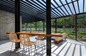 una sala da pranzo con tavolo e sedie in legno di Tara Waterfall a Rakwana