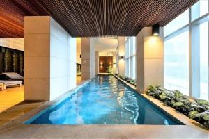 una piscina infinita en un edificio con hotel en A Comfy 2BR Apt w City Views Near Southern Cross en Melbourne