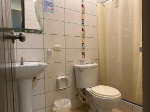 een kleine badkamer met een toilet en een wastafel bij Hotel Dorado in Moyobamba
