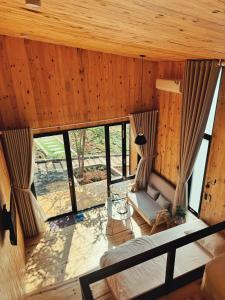 uma vista sobre um quarto com uma cama e uma mesa em XOM Organic Farm Stay em Plây Ku