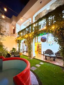 a house with a swimming pool in a yard at Casa Balam Bed & Breakfast Boutique in Ciudad Vieja