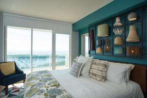 マイアミにあるCoconut Grove 2 bedroom Apartment Amazing Views Includes Parkingのベッドルーム1室(ベッド1台付)、青い壁(窓付) +28枚の写真