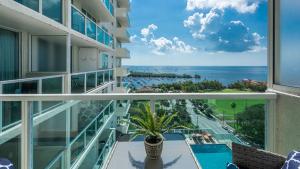 Appartamento dotato di balcone con vista sull'oceano. di Private Condo in Hotel Arya Full Water Views includes parking a Miami