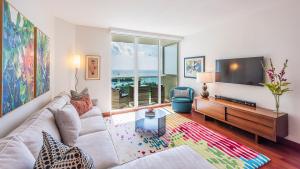 un soggiorno con divano e TV a schermo piatto di Private Condo in Hotel Arya Full Water Views includes parking a Miami