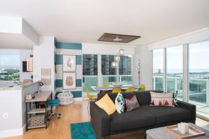 sala de estar con sofá y mesa en Coconut Grove Gorgeous Bay View 1 bedroom Condo Includes Parking, en Miami