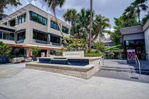 un edificio con una señal delante de él en Coconut Grove Gorgeous Bay View 1 bedroom Condo Includes Parking, en Miami