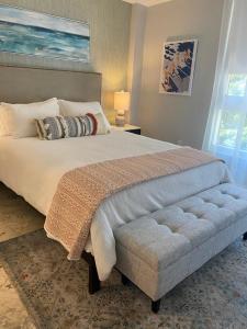 Cozy 1 bedroom unit located in a Condo Hotel in the heart of Coconut Grove Free Parking في ميامي: غرفة نوم بسرير كبير ونافذة