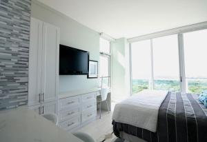 Postel nebo postele na pokoji v ubytování Coconut Grove 21st Floor Private Studio-Parking & WIFI included