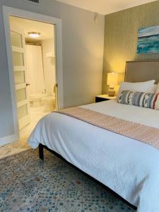 Cozy 1 bedroom unit located in a Condo Hotel in the heart of Coconut Grove Free Parking في ميامي: غرفة نوم بسرير كبير وحمام