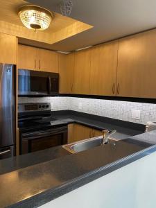Η κουζίνα ή μικρή κουζίνα στο Cozy 1 bedroom unit located in a Condo Hotel in the heart of Coconut Grove Free Parking