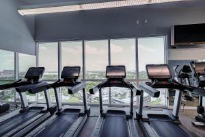 Fitness centrum a/nebo fitness zařízení v ubytování Coconut Grove 21st Floor Private Studio-Parking & WIFI included