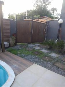 une cour avec une clôture et une piscine dans l'établissement Vilarejo do aconchego, à Santa Cruz de Minas