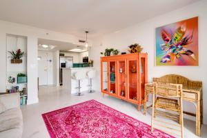 een woonkamer met een rode kast en een roze tapijt bij Coconut Grove Retreat 1 bedroom apartment with Bay views in Miami
