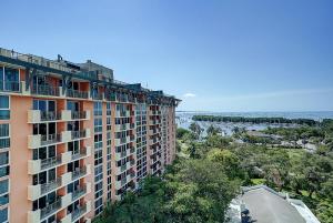 マイアミにあるCoconut Grove Retreat 1 bedroom apartment with Bay viewsの海の景色を望むアパートメントビル