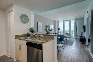 Kuchyň nebo kuchyňský kout v ubytování Coconut Grove 1 bedroom condo parking included