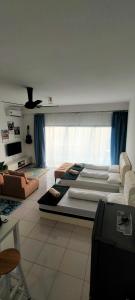 Camelia youth city nilai studio residence 5 pax. في نيلاي: غرفة بأربع مراتب على الارض بغرفة