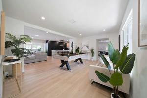 un salon avec un billard et des plantes dans l'établissement New Luxury Villa Delilah Biscayne Park, à Biscayne Park