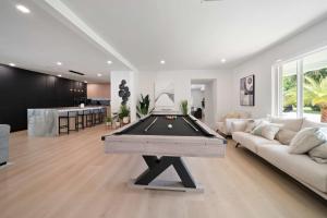 - un salon avec un billard dans l'établissement New Luxury Villa Delilah Biscayne Park, à Biscayne Park