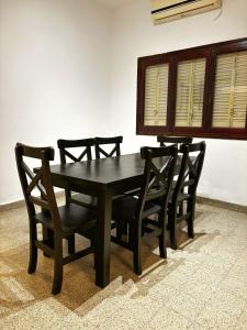einen schwarzen Esstisch mit 4 Stühlen in der Unterkunft Casa entre el centro y el río, la Mejor Ubicación en Paraná in Paraná