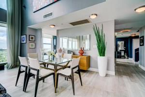 ein Esszimmer mit einem Glastisch und Stühlen in der Unterkunft Luxury 2-story Penthouse located in Coconut Grove Hotel-includes Parking in Miami