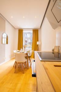 una sala da pranzo con tavolo e sedie di Maisonette Rustic Altstadt zentral-Wlan-Parkplatz a Erfurt