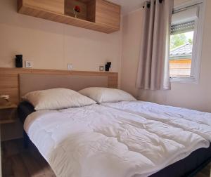 Postel nebo postele na pokoji v ubytování Ferienhaus Chalet Ferienpark Lauwersoog NL