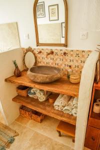 La salle de bains est pourvue d'un lavabo, d'un miroir et de serviettes. dans l'établissement Maison 47m2 à 10min des plages - billard, baby, salle de sport, jardin, à Ajaccio
