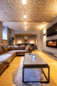 un soggiorno con un divano e un tavolo di Maisonette Rustic Altstadt zentral-Wlan-Parkplatz a Erfurt