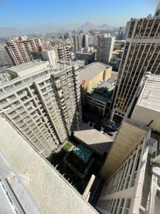 uma vista aérea de uma cidade com edifícios altos em alojamiento city em Santiago