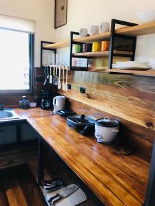 uma cozinha com um balcão de madeira com panelas e frigideiras em Ceibo Lodge 