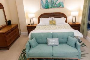 Een bed of bedden in een kamer bij Canal Front Comfort (Dock slip available)