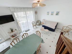 a living room with a green table and chairs at Maison de ville à 50m de la plage et commerces, 2 chambres, cour mitoyenne - FR-1-361-114 in Bouillon