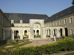 un gran edificio de piedra con arcos y un patio en Appartement Les Sables-d'Olonne, 2 pièces, 4 personnes - FR-1-92-575 en Les Sables-dʼOlonne