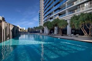une grande piscine au milieu d'un bâtiment dans l'établissement NEW! - Circle On Caville 33rd Floor Apartment Ocean Views, à Gold Coast